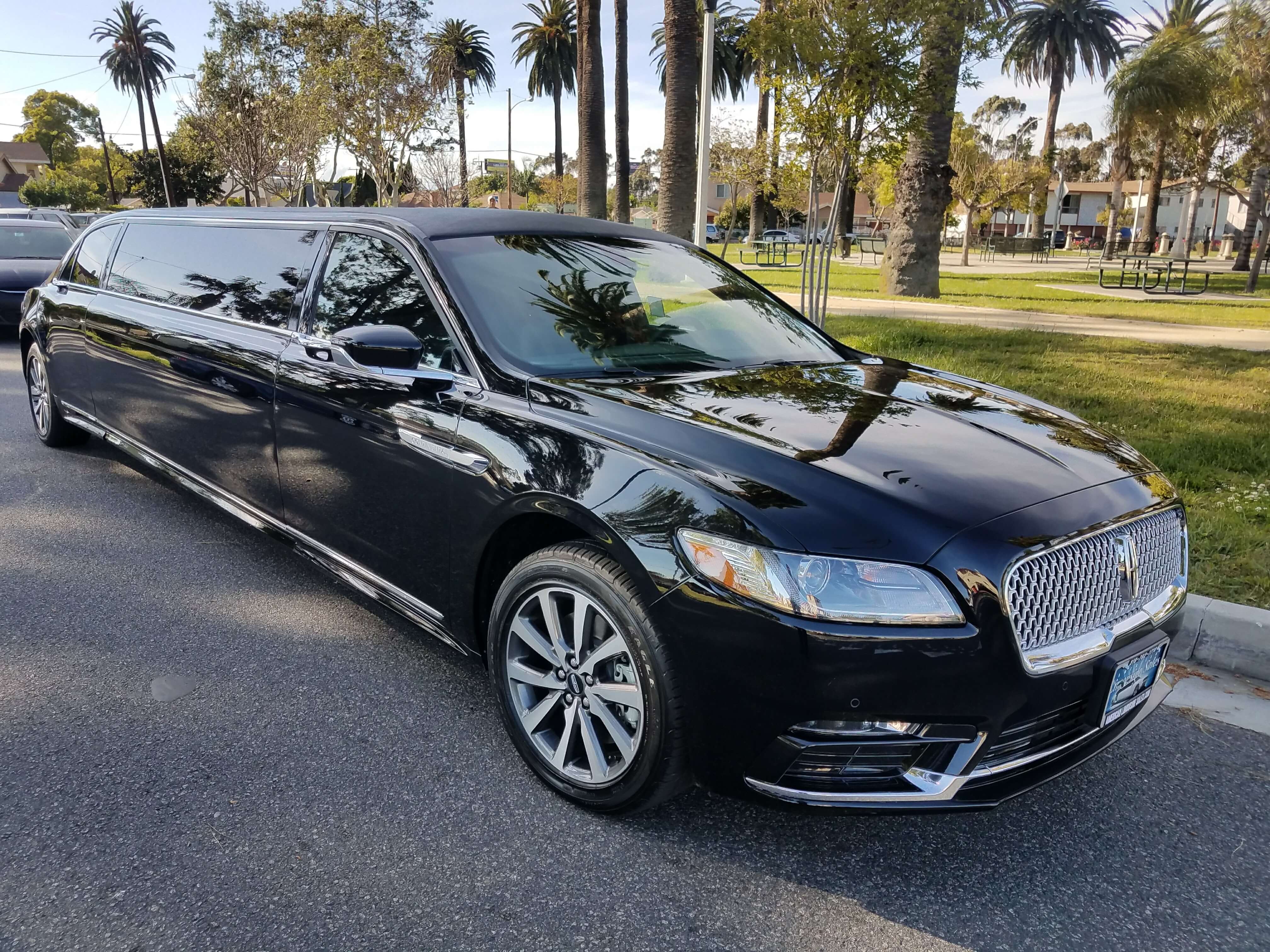 2017 black 140-inch lincoln continental limousine right front